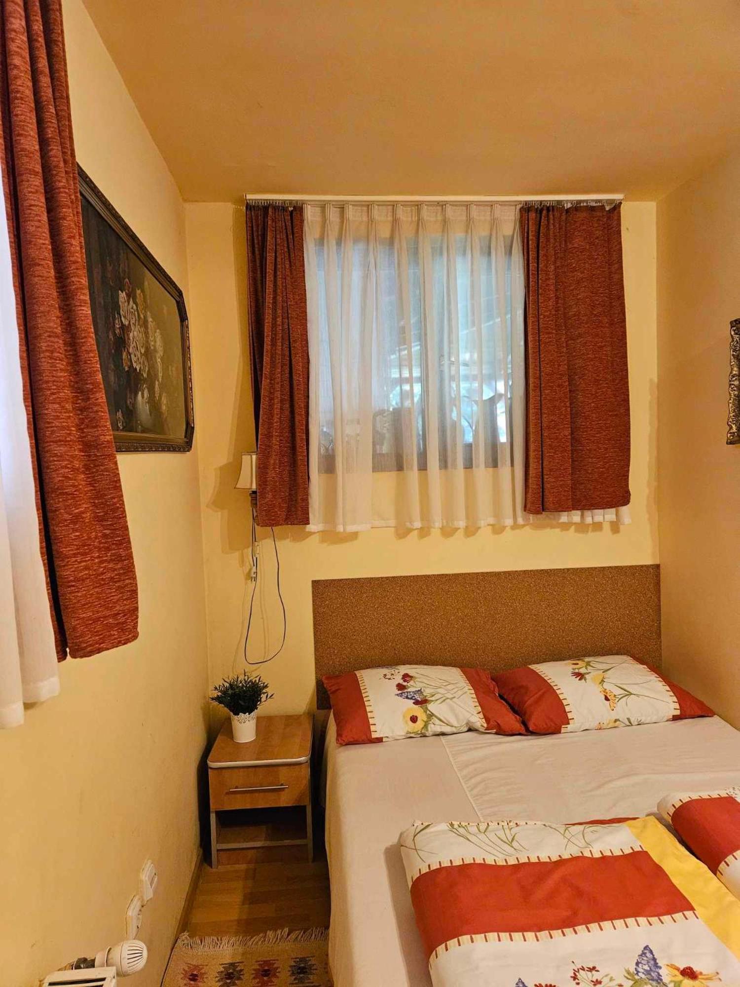 Panzio Anett Bed & Breakfast Pietroasa  Ngoại thất bức ảnh