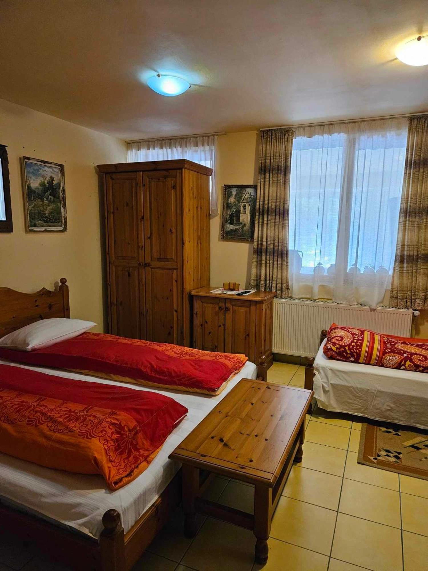 Panzio Anett Bed & Breakfast Pietroasa  Ngoại thất bức ảnh