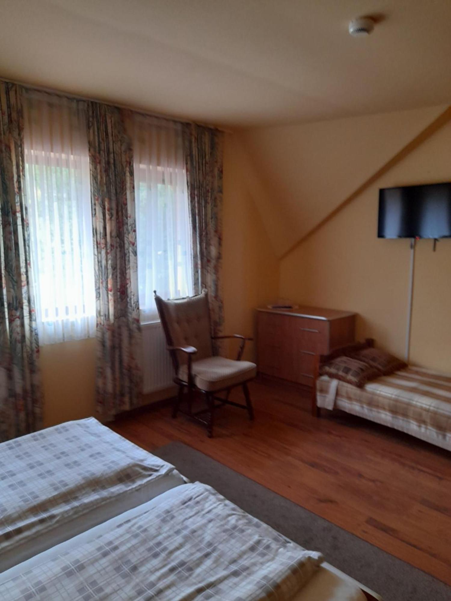 Panzio Anett Bed & Breakfast Pietroasa  Ngoại thất bức ảnh